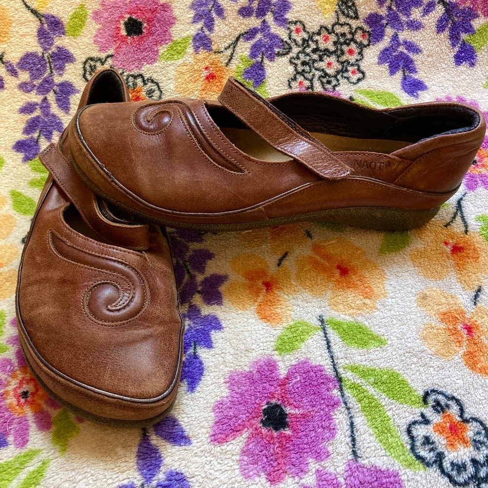 🐌Women’s Leather Naot Mary Jane Shoes, size 8